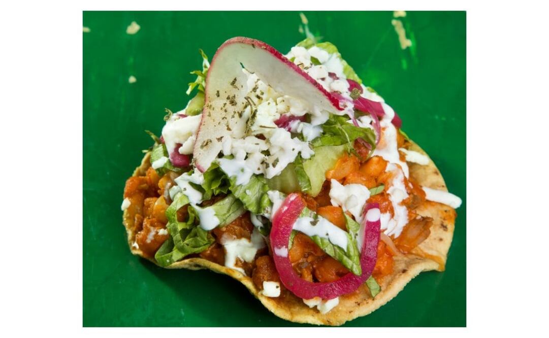 Prepara en casa estas originales tostadas de pozole (foto: Pepe Escárpita)