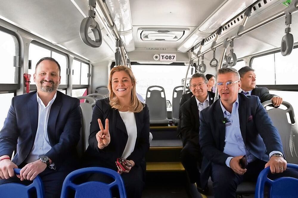 La gobernadora María Eugenia Campos utilizó el JuárezBus y dijo que el transporte público debe impulsar el crecimiento económico, por lo que su implementación es un progreso para la ciudad. Foto: Especial