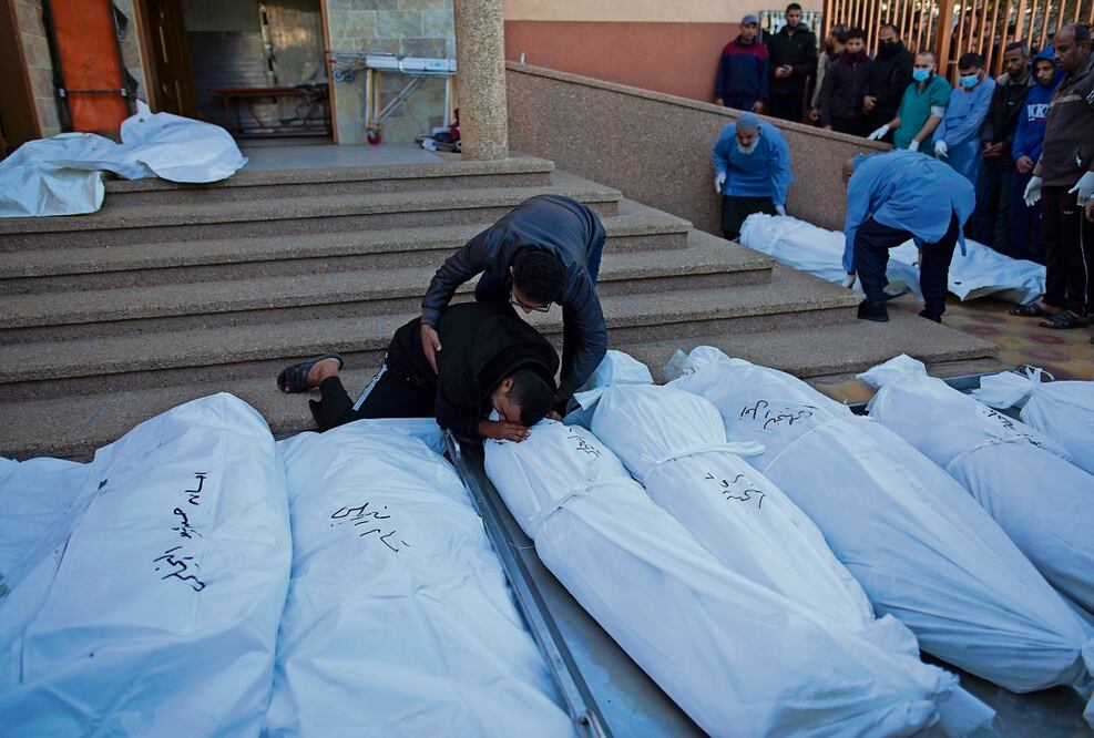 Palestinos lloran a sus familiares muertos en un ataque de Israel en Khan Yunis, en el sur de la Franja de Gaza. Foto: EFE