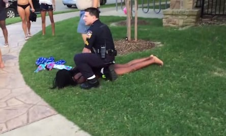 Exigen despido de policía que sometió a niña afroamericana