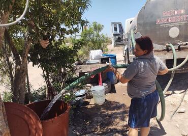A causa de la sequía severa en Sinaloa, suministran agua a través de pipas en zonas rurales