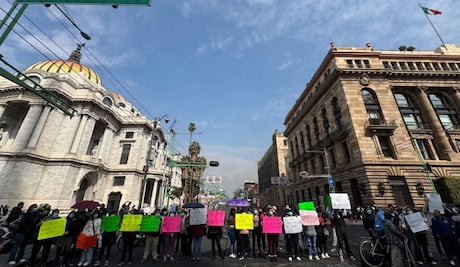 Bloqueo en Eje Central; protestan estudiantes de la Universidad del Bienestar