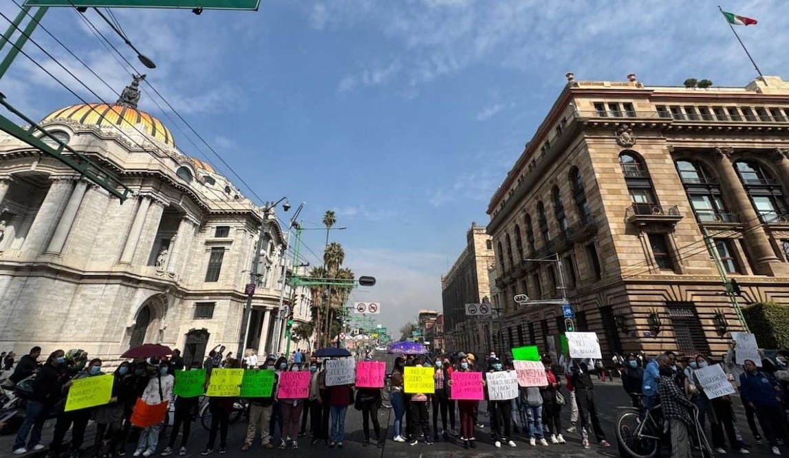 Bloqueo en Eje Central; protestan estudiantes de la Universidad del Bienestar. Foto: Especial