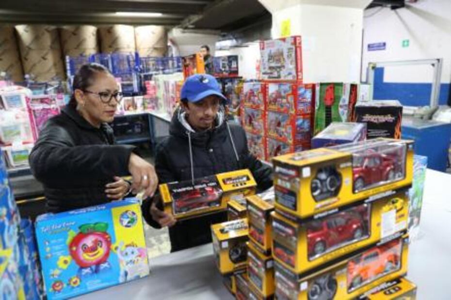 Reyes Magos dan regalos a hijos de voceadores de EL UNIVERSAL