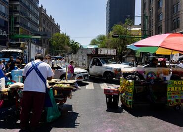 Comerciantes bloquean Eje Central; "que nos respeten los acuerdos", exigen