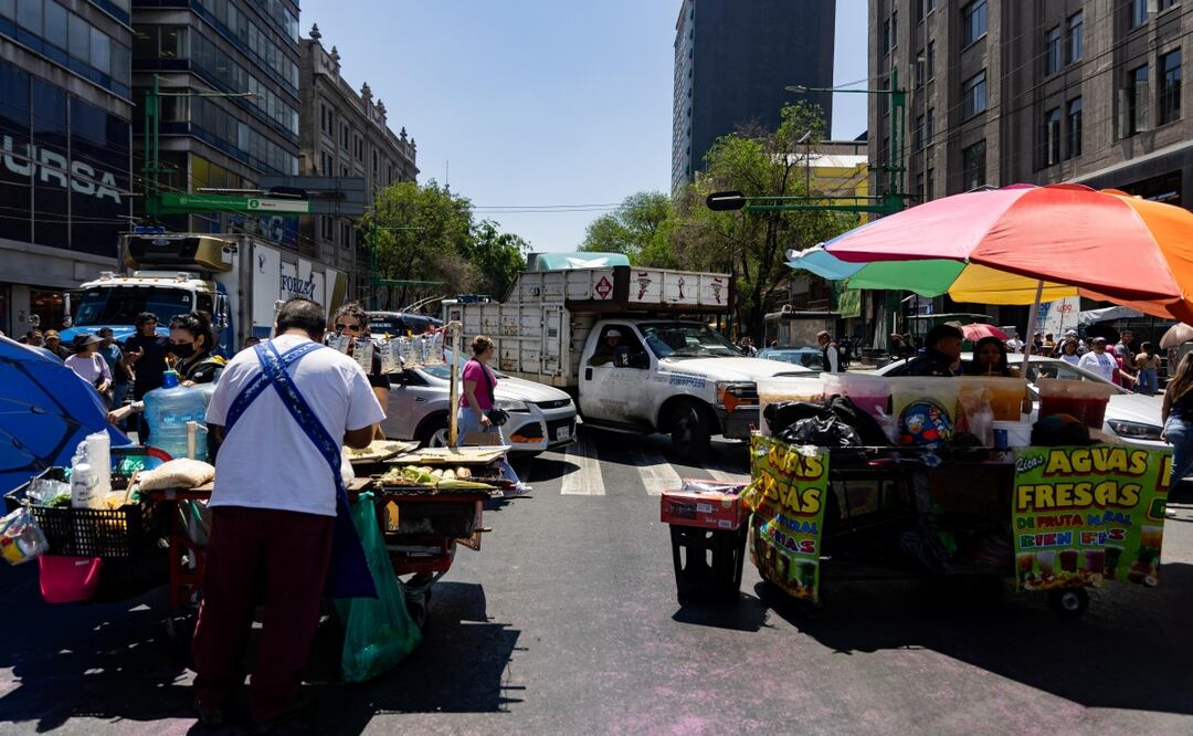 Comerciantes retirados de la Alameda Central bloquean Eje Central; "que nos respeten los acuerdos", exigen. Foto: Hugo Salvador