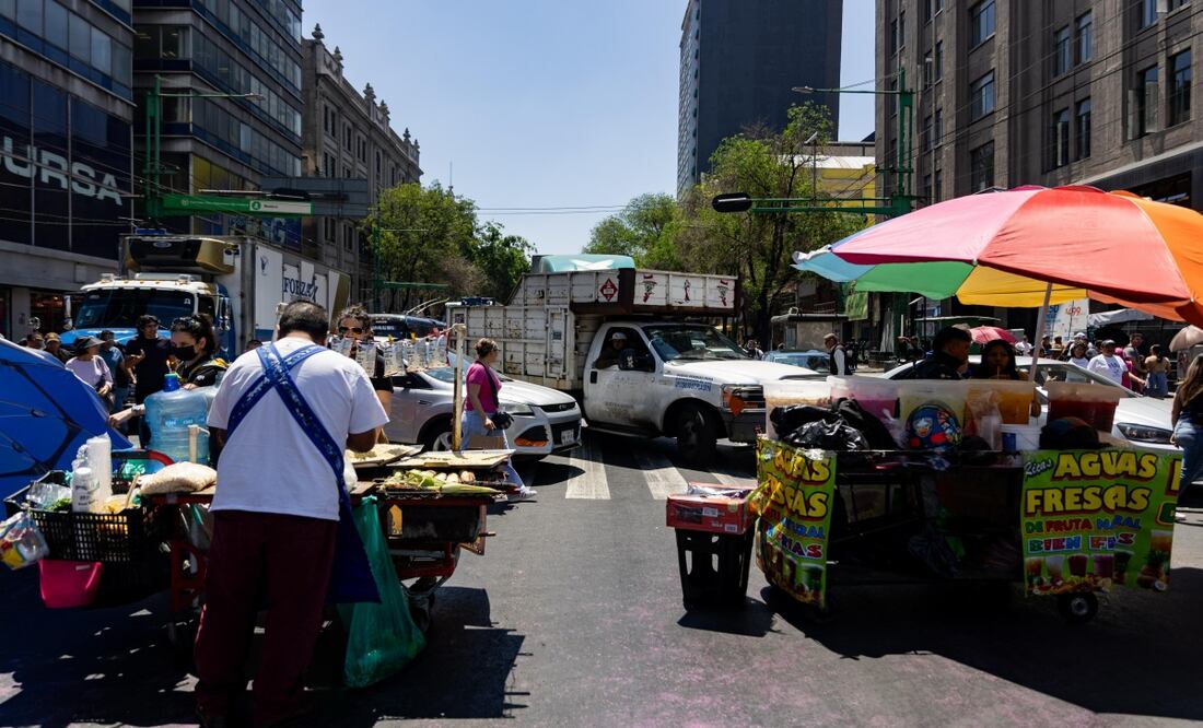 Comerciantes retirados de la Alameda Central bloquean Eje Central; "que nos respeten los acuerdos", exigen. Foto: Hugo Salvador