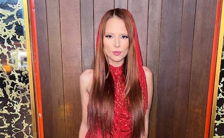 Majo Aguilar impacta con minifalda roja en tendencia de estilo Y2K