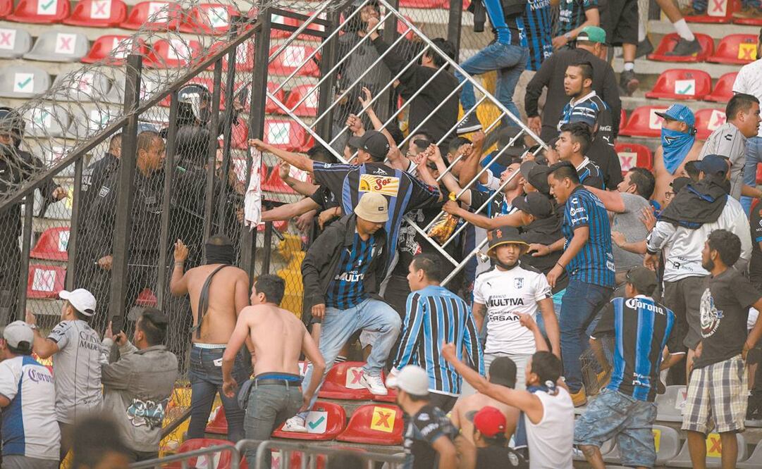 La noche del sábado, mientras se jugaba un partido de futbol en el estadio La Corregidora, aficionados de los equipos del Atlas y Querétaro se enfrentaron a golpes. Foto: Archivo/ EL UNIVERSAL.