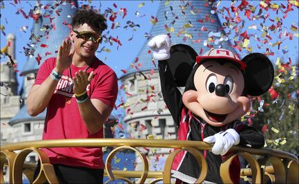 En Disney, Mahomes disfruta el título de Chiefs en el Super Bowl