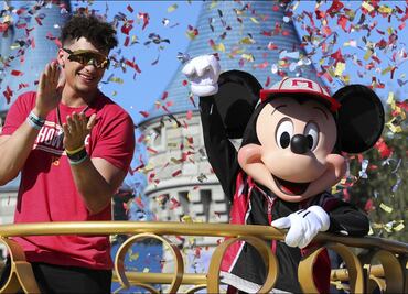 En Disney, Mahomes disfruta el título de Chiefs en el Super Bowl