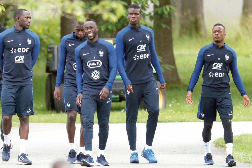 Sissoko, Matuidi, Sagna, Pogba y Evra, de Francia, tienen una deuda (CHARLES PLATIAU. REUTERS)