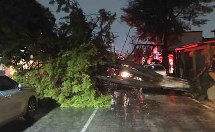 Lluvia interrumpe Grito de Independencia en Tonatitla; reportan inundaciones en vialidades primarias