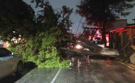 Lluvia interrumpe Grito de Independencia en Tonatitla; reportan inundaciones en vialidades primarias