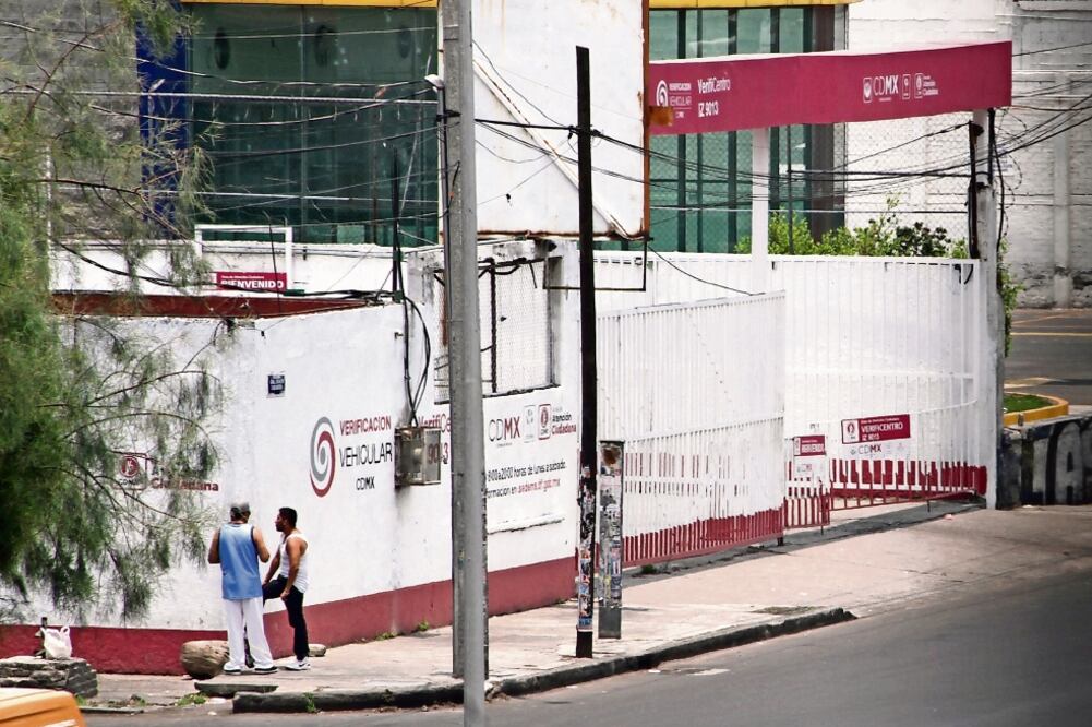 En la salida de los verificentros, los coyotes se acercan a los automovilistas para “apoyarlos en el brinco ” (ARCHIVO. EL UNIVERSAL)