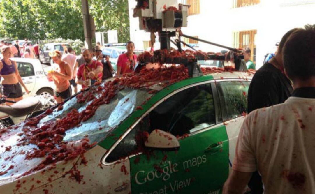 Auto de Google Street View sufre daños en la Tomatina