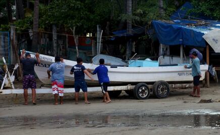 FOTOS: Lancheros sacan sus embarcaciones de Puerto Escondido ante la amenaza del huracán Erick