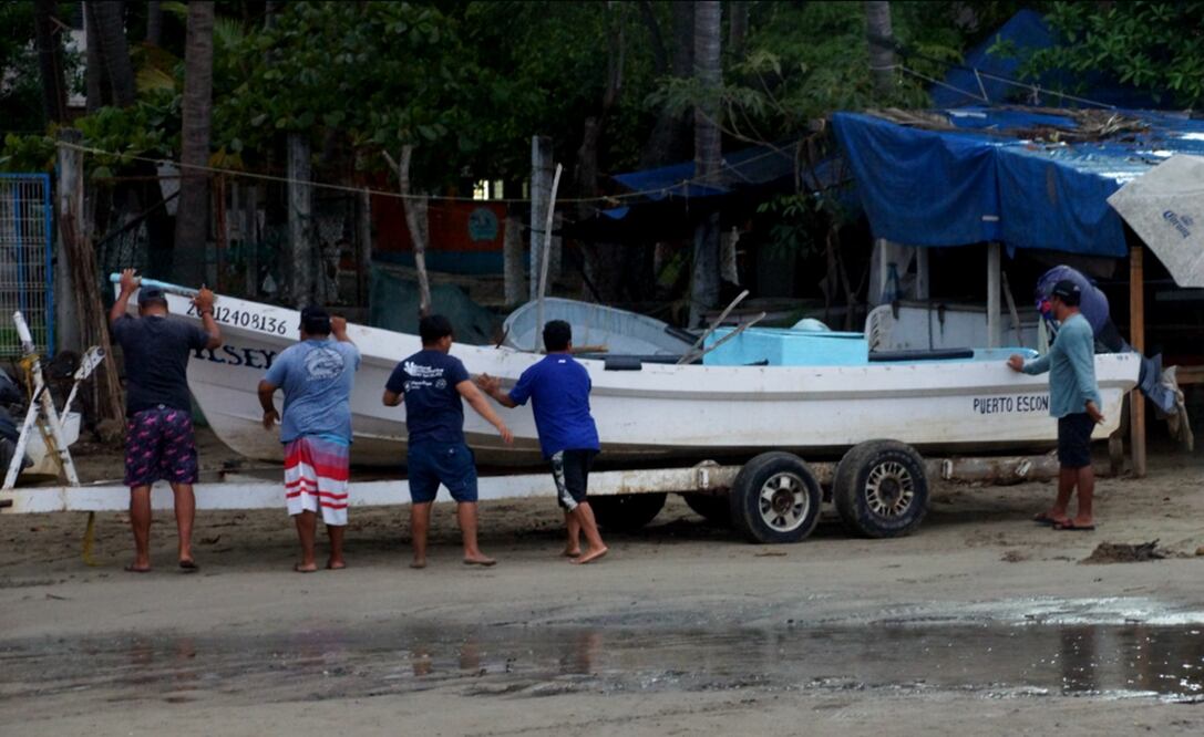 Lancheros sacan sus embarcaciones de la bahía principal de Puerto Escondido, el 18 de junio de 2025, después de que autoridades emitieron recomendaciones como el cierre a la navegación ante la formación del huracán Erick frente a las costas de Oaxaca. Foto: Edwin Hernández/EL UNIVERSAL