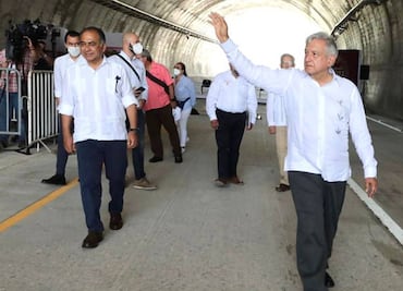 AMLO recorre edificio que será nueva sede nacional de la Ssa en Acapulco