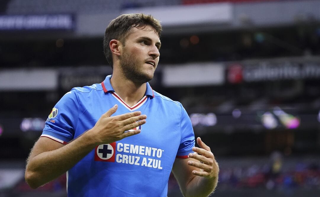 Santiago Giménez en su último partido con Cruz Azul en el Estadio Azteca - FOTO: Imago7