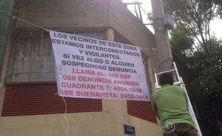 Vecinos piden con mantas denunciar robos en la Cuauhtémoc