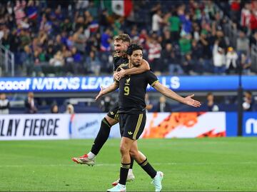 Raúl Jiménez hace un golazo de tiro libre; el delantero mexicano firma doblete ante Canadá