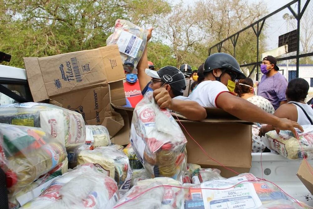 Pobladores del municipio de Umán, Yucatán tomaron por asalto una camioneta del gobierno del Estado que transportaba despensas en apoyo a la contingencia sanitaria. Foto: Especial