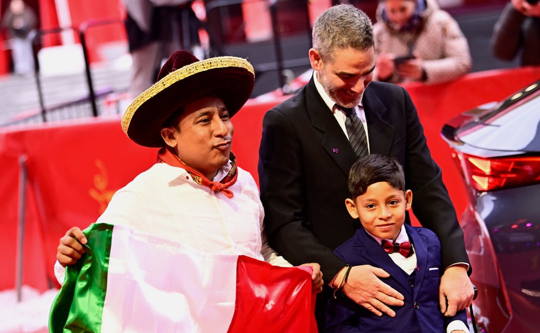 El actor Hugo Ramírez, el actor Bastian Escobar y el director Fernando Eimbcke asisten a la proyección de "Moscas" durante el 76º Festival Internacional de Cine de Berlín, en Berlín, Alemania.
Foto: EFE/EPA/FABIAN SOMMER.