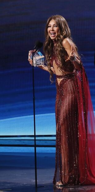 Latin Grammys 2019, Thalía lo enseña todo con vestido transparente