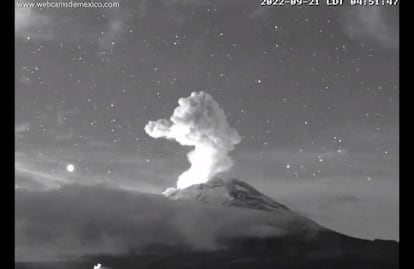 Captan explosión del volcán Popocatépetl la madrugada de este miércoles: VIDEO