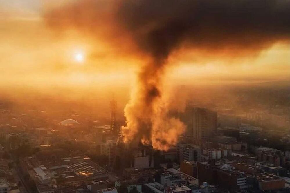 Autoridades investigan la causa del incendio que ocurrió ayer en cuatro transformadores en las instalaciones del STC Metro en la colonia Centro. Foto: Cortesía ISAAC_JERO, ISSAC JEROCDMXC
