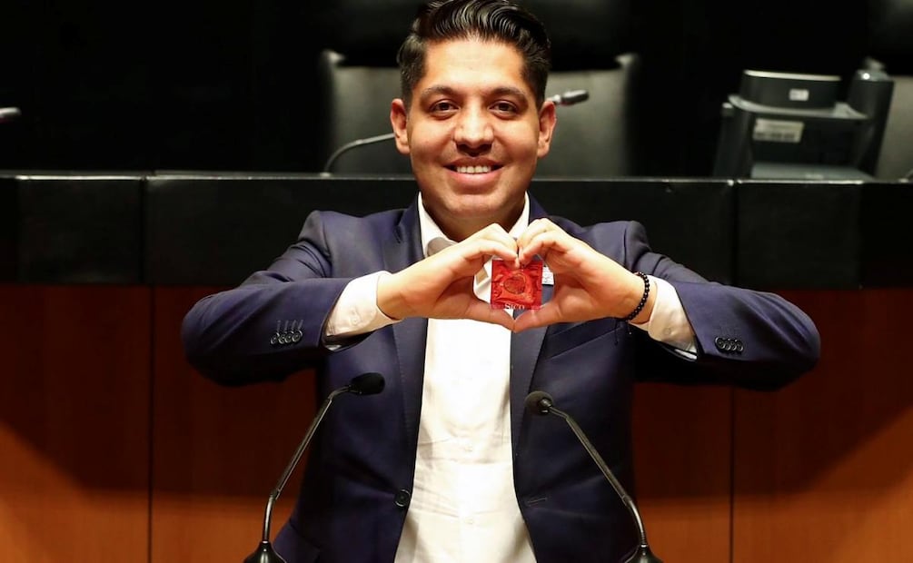 El morenista Emmanuel Reyes Carmona instala corazón con condones en la tribuna del Senado (14/02/2026). Foto: Especial