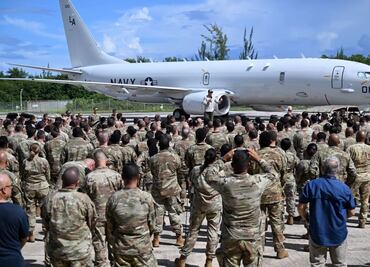"Narcoterroristas están advertidos": secretario de Guerra de EU lanza mensaje desde buque en El Caribe