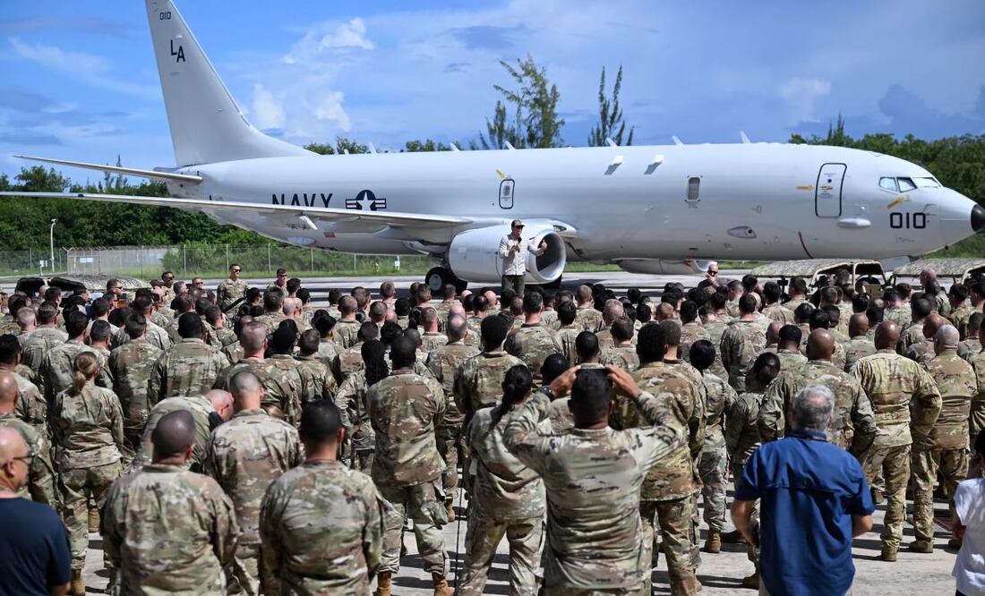 Fotografía cedida por la Gobernación de Puerto Rico donde aparece el secretario de Guerra de Estados Unidos, Pete Hegseth (centro), hablando con militares en la Base Aérea Muñiz, antes de partir al buque anfibio Iwo Jima, en El Caribe. FOTO: EFE