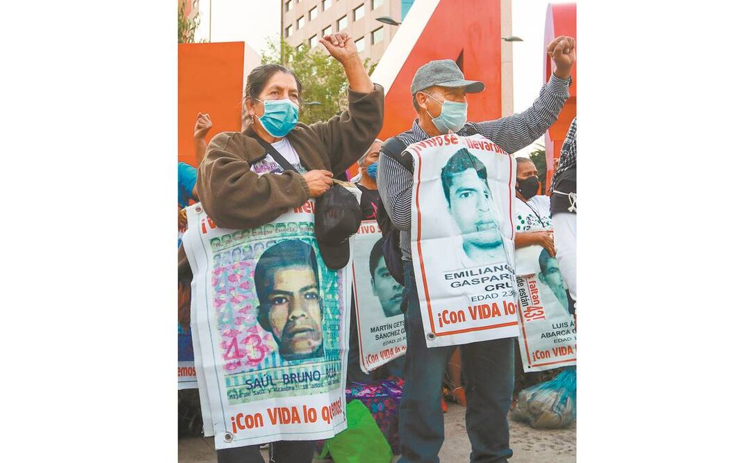 Padres de los 43 protestaron el lunes en Reforma. Foto: EFE