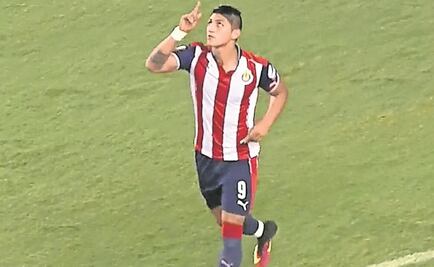 Alan Pulido debuta en insípido empate de Chivas