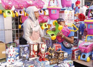 Tianguis, ferias y ambulantes: Reyes Magos prefieren comercio informal para comprar regalos