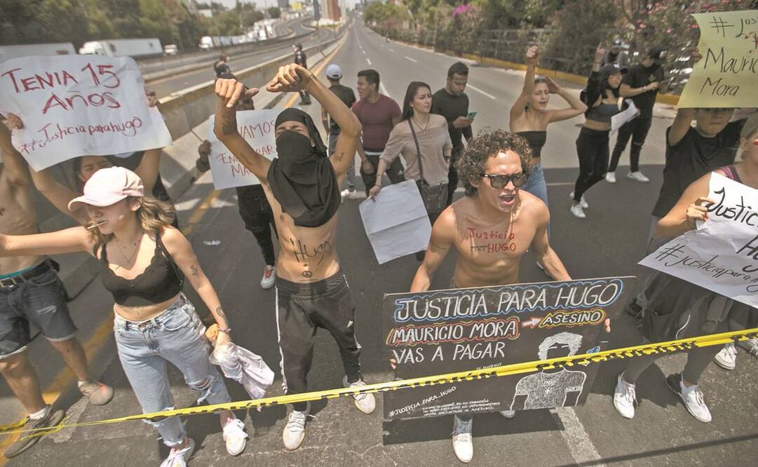 “¡Justicia para Hugo!”fue el grito que retumbó en el bloqueo de Periférico Norte, que paralizó el poniente del Valle de México durante casi todo el martes. Foto: Ernesto Álverez/ EL UNIVERSAL.