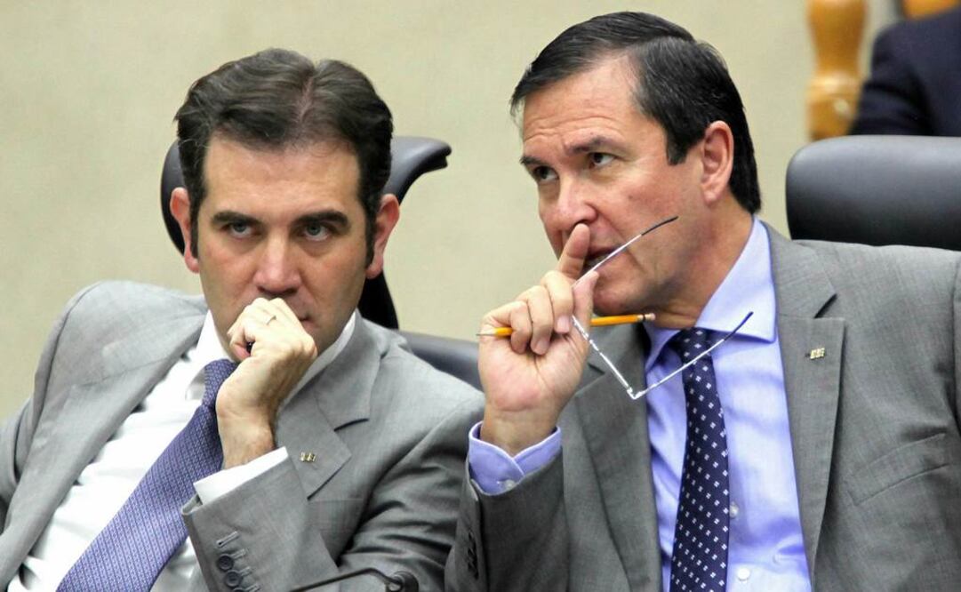 El presidente consejero Lorenzo Córdova y el secretario ejecutivo Edmundo Jacobo, durante la sesión de hoy del INE. /Lucía Godínez - EL UNIVERSAL