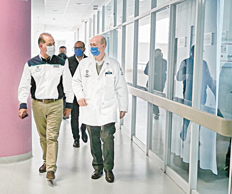 Martín Orozco (izq.) recorrió el Centenario Hospital Miguel Hidalgo , donde conoció la situación del personal. 