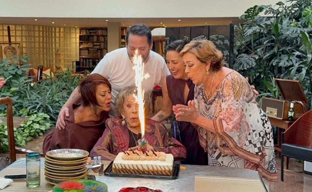 Silvia Pinal con sus hijos: Sylvia Pasquel, Alejandra Guzmán y Luis Enrique Guzmán, además de su nieta Stephanie Salas.