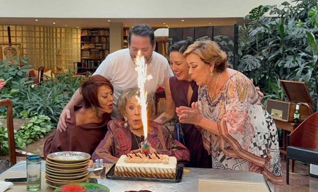 Silvia Pinal con sus hijos: Sylvia Pasquel, Alejandra Guzmán y Luis Enrique Guzmán, además de su nieta Stephanie Salas.