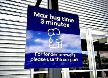 "No más de tres minutos": Aeropuerto de Nueva Zelanda pone restricciones a abrazos de despedida y genera polémica