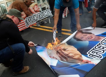 “Deja el canal”, panameños protestan contra Donald Trump frente a embajada de EU; queman su retrato