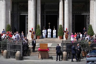 El féretro del papa Francisco llega a la basílica Santa María la Mayor de Roma; estará cerca de la Virgen por la eternidad