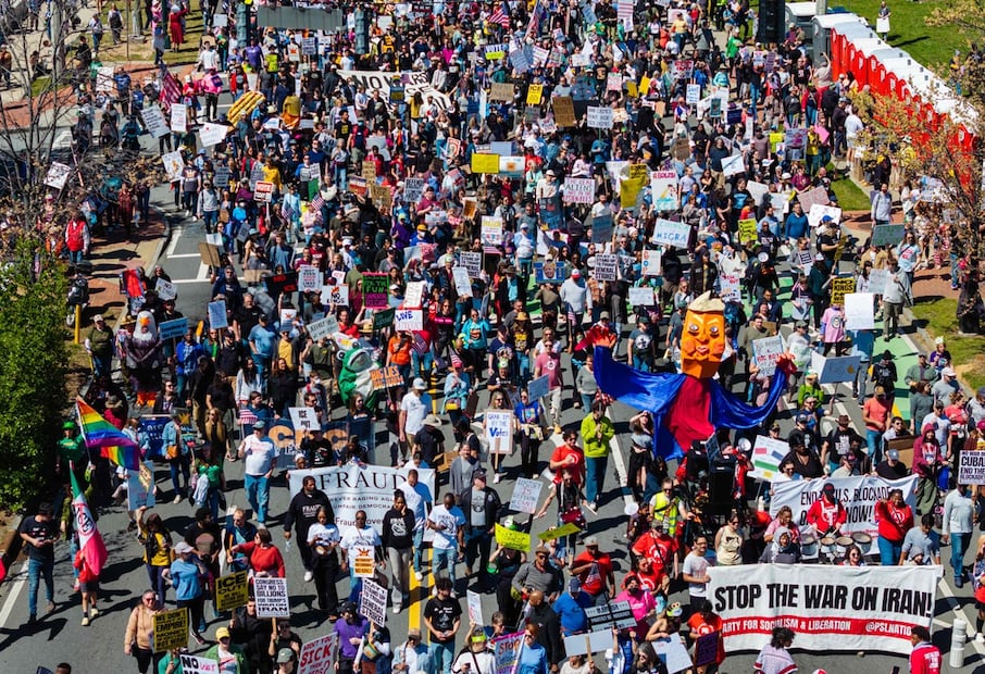 Una vista aérea muestra a personas marchando cerca del Capitolio del estado de Georgia durante la jornada nacional de protesta "No Kings" en Atlanta, Georgia. Foto: AFP