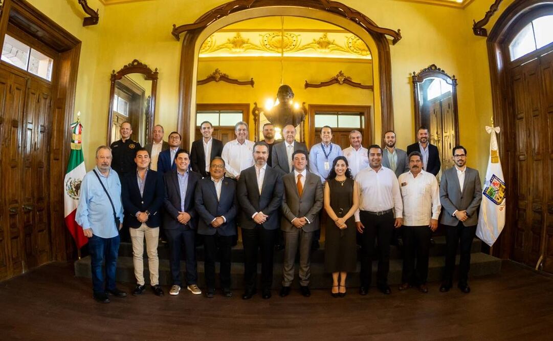 El gobernador Samuel García se reunió  con los nuevos alcaldes y alcaldesa de la zona metropolitana de Monterrey. Foto: Especial