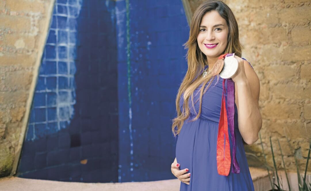 Paola se emociona cuando siente a la bebé moverse en su vientre. (FOTOS: GERMÁN ESPINOSA. EL UNIVERSAL)