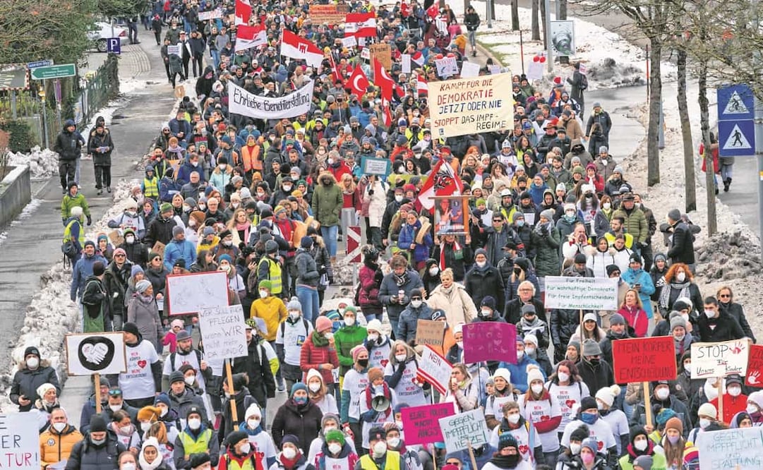 Asistentes a una manifestación contra las medidas del gobierno austriaco tomadas para limitar la propagación del coronavirus, en Bregenz. Foto: ARCHIVO AFP
