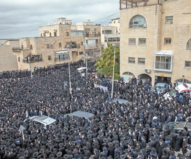 Miles de judíos ultraortodoxos participan en Jerusalén en el funeral de Meshulam Soloveitchik, un rabino que murió por Covid-19. ARIEL SCHALIT. AP